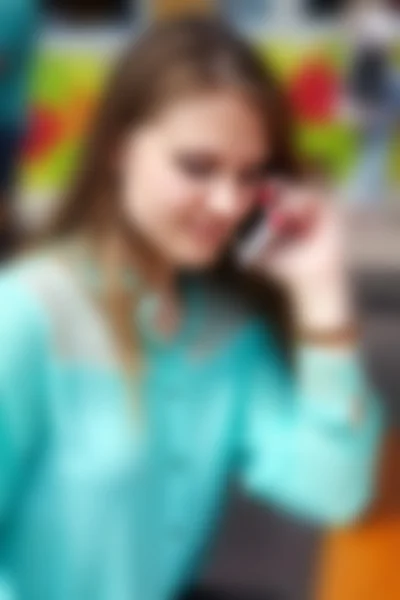 Menina Fuzzy com uma foto de telefone. Borrão — Fotografia de Stock