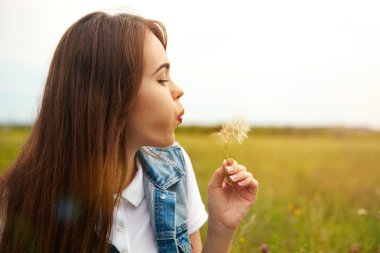 Sabahları bir çayırda güzel kız