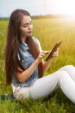 Sabahları bir çayırda güzel kız