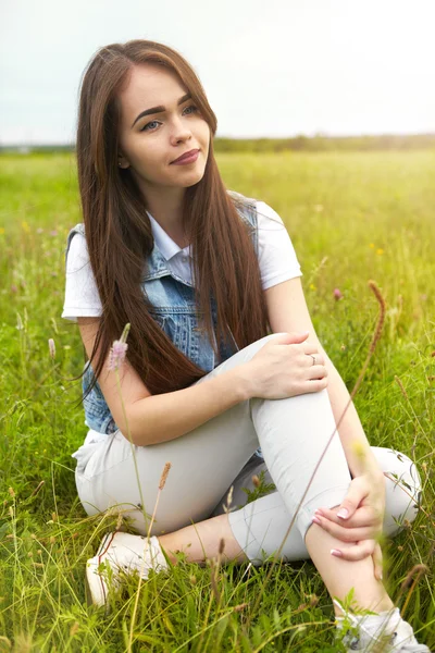 Mooi meisje in een weiland in de ochtend — Stockfoto