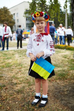 bir bayrak ile küçük kız