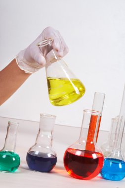 Laboratuvarda çalışan