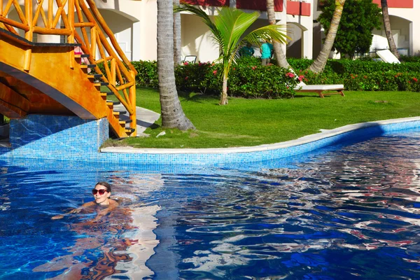 Woman swimming in the pool. — Stock Photo, Image