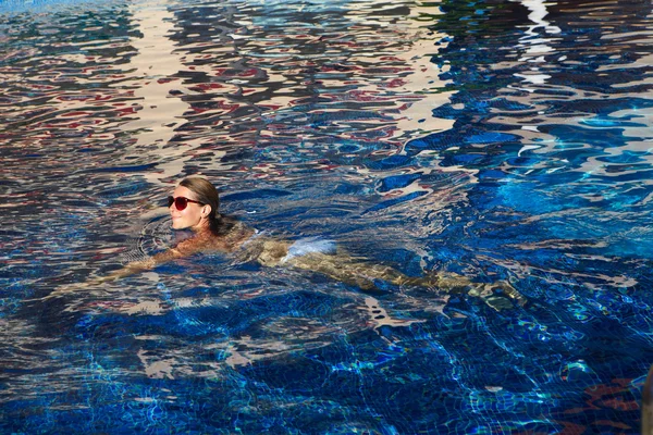 プールで泳いでいる女. — ストック写真