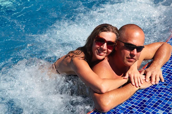 Loving couple in jacuzzi. — Stock Photo, Image