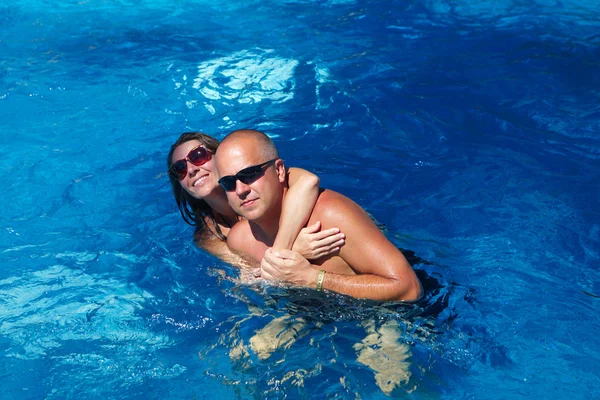 Milující pár v bazénu — Stock fotografie