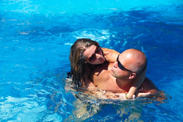 Loving couple in pool — Stock Photo, Image