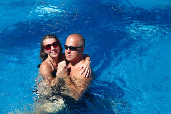 Couple heureux dans la piscine — Photo