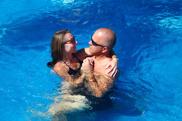 Couple aimant dans la piscine — Photo