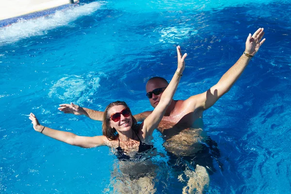 Casal feliz na piscina — Fotografia de Stock