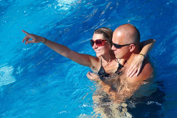 Glückliches Paar im Pool — Stockfoto