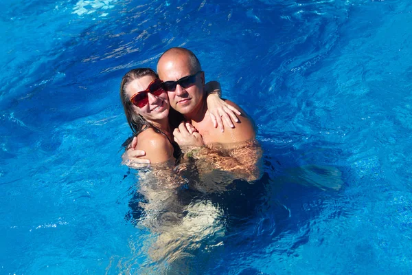 Loving couple in pool — Stock Photo, Image