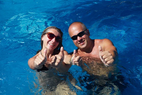 Счастливая пара в бассейне — стоковое фото