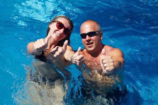 Couple heureux dans la piscine — Photo