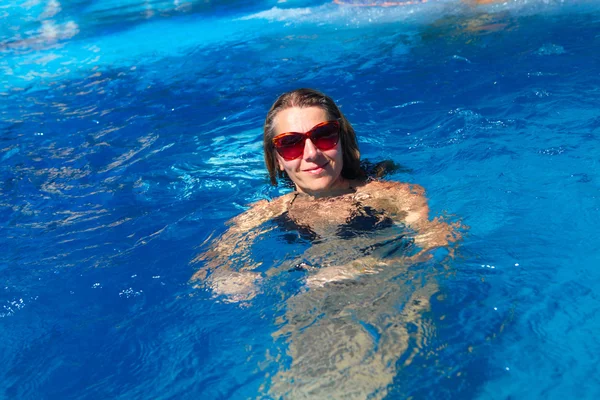 Zwemmende vrouw in het zwembad. — Stockfoto