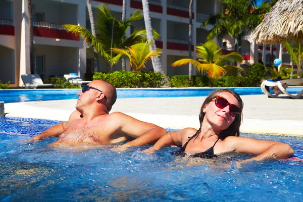 Casal em jacuzzi — Fotografia de Stock