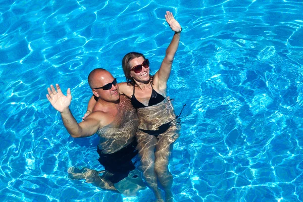 Amante casal na piscina — Fotografia de Stock