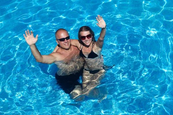 Loving couple in pool — Stock Photo, Image