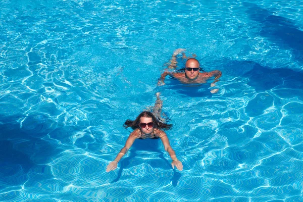 Couple nageant dans la piscine — Photo