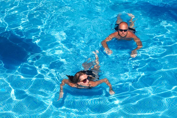Çift havuzda yüzüyor — Stok fotoğraf