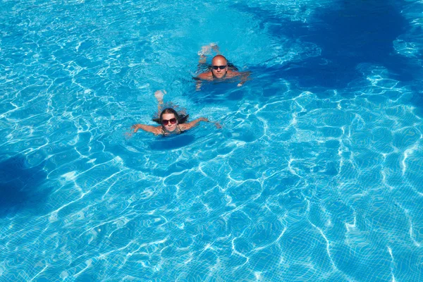 Paar zwemmen in zwembad — Stockfoto