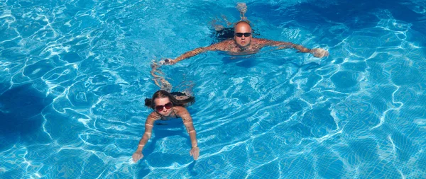Paar zwemmen in zwembad — Stockfoto