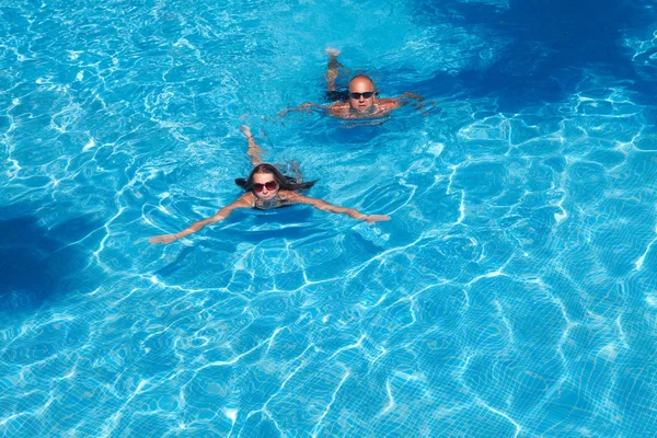 Couple nageant dans la piscine — Photo