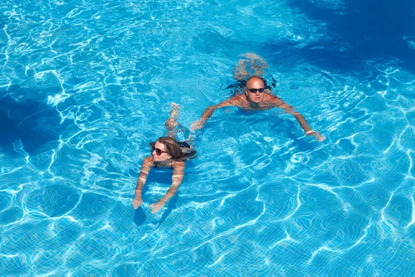 Pareja nadando en la piscina — Foto de Stock