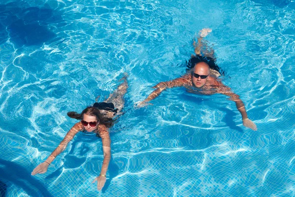 수영장에서 수영하는 부부 — 스톡 사진