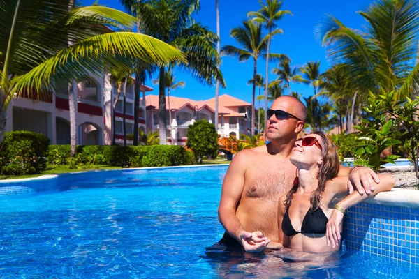 Couple in pool — Stock Photo, Image