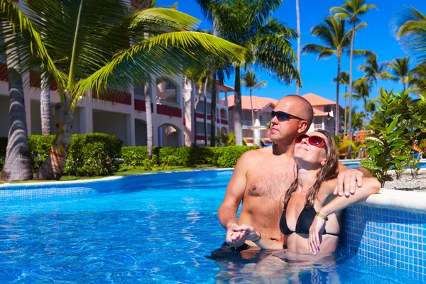 Pareja en piscina — Foto de Stock