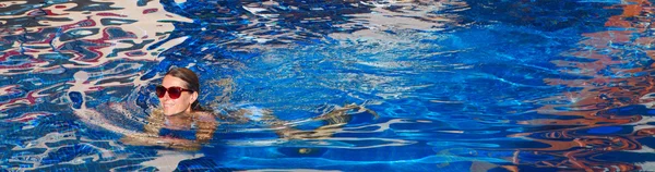 Frau schwimmt im Pool. — Stockfoto