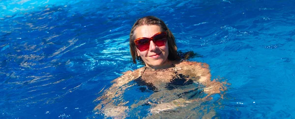 수영장에서 수영하는 여자. — 스톡 사진