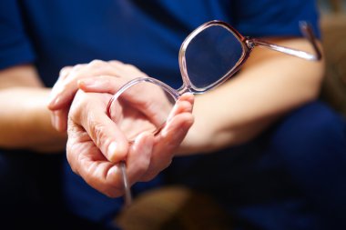 Gözlük ile yaşlı kadın el