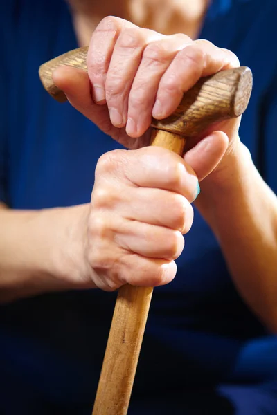 Las manos de anciana con bastón — Foto de Stock