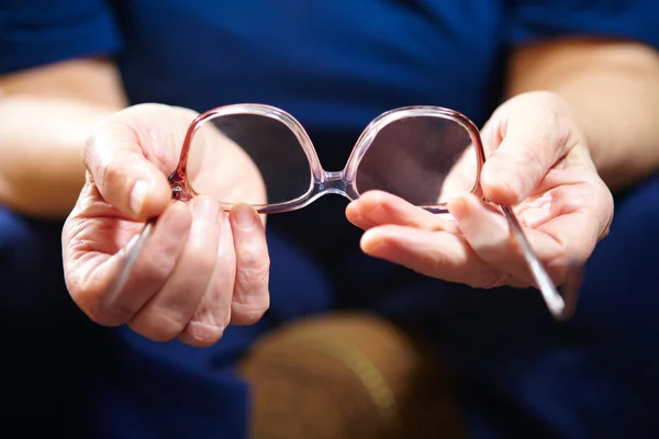 Mâini bătrâne cu ochelari — Fotografie, imagine de stoc