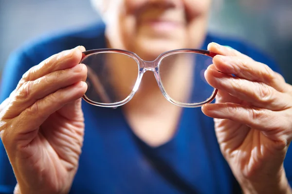 Alte Frau Hände mit Brille — Stockfoto