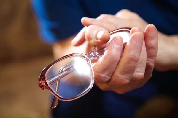 Oude vrouw handen met brillen — Stockfoto