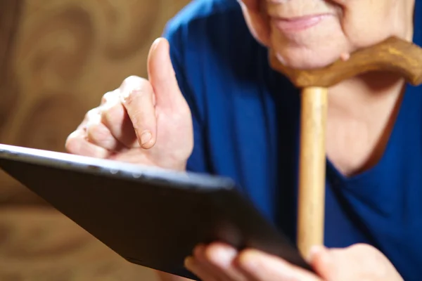 Mulher idosa com computador tablet — Fotografia de Stock