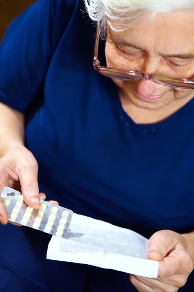 Mujer mayor con pastillas — Foto de Stock