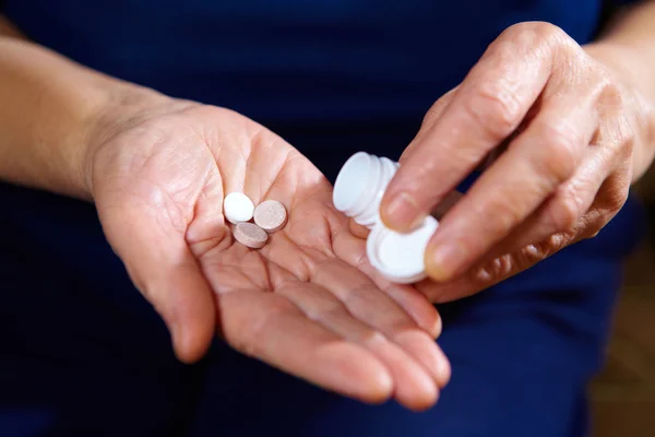 Hands with pills — Stock Photo, Image