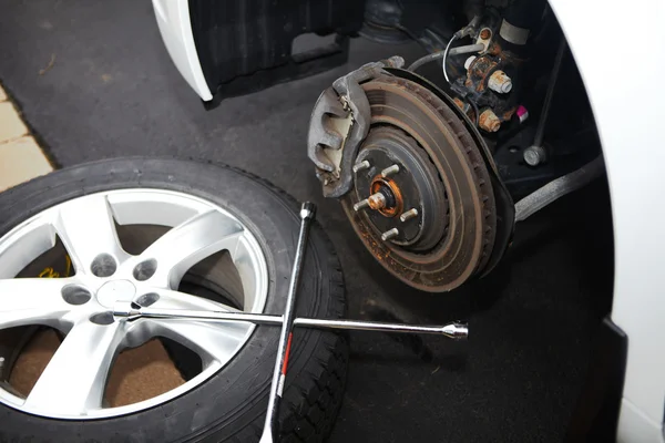 Changement de pneus . — Photo