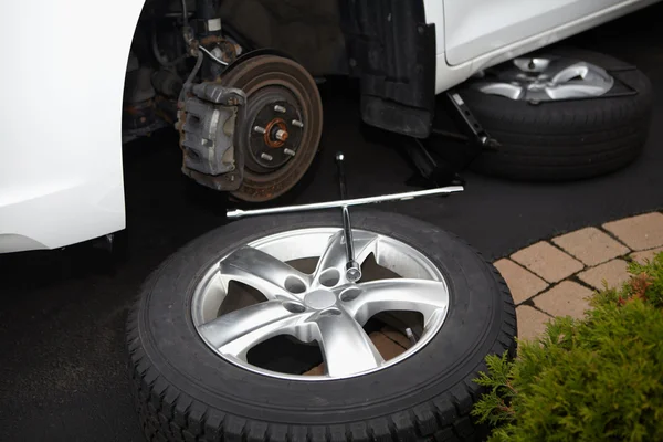 Cambio de neumáticos . —  Fotos de Stock