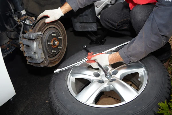 Mécanicien de voiture changer de pneu . — Photo