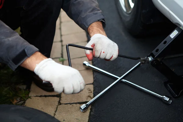 Automechaniker beim Reifenwechsel. — Stockfoto