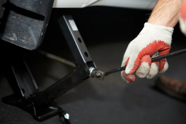 Mecánico de coche cambiando neumático . —  Fotos de Stock