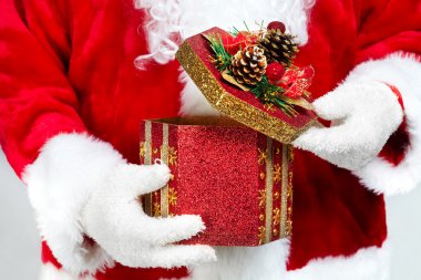 Noel Baba'nın elleriyle hediye
