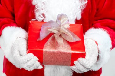 Noel Baba'nın elleriyle hediye