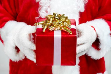 Noel Baba'nın elleriyle hediye