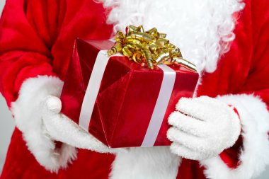 Noel Baba'nın elleriyle hediye